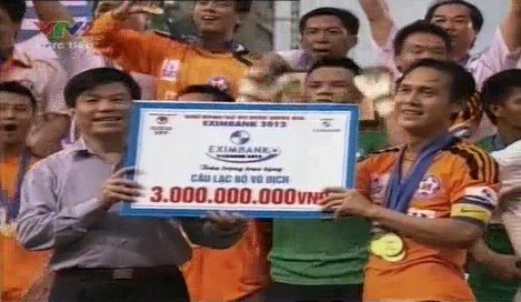 SHB Đà Nẵng nhận giải thưởng 3 tỷ đồng cho nhà vô địch.